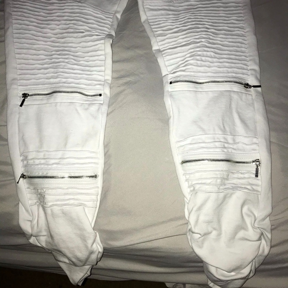 White joggers with back pockets and clinched patchwork